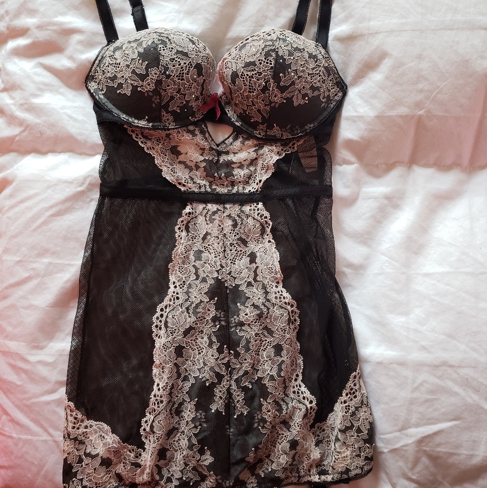 Victoria's secret lace lingerie 34b with garters